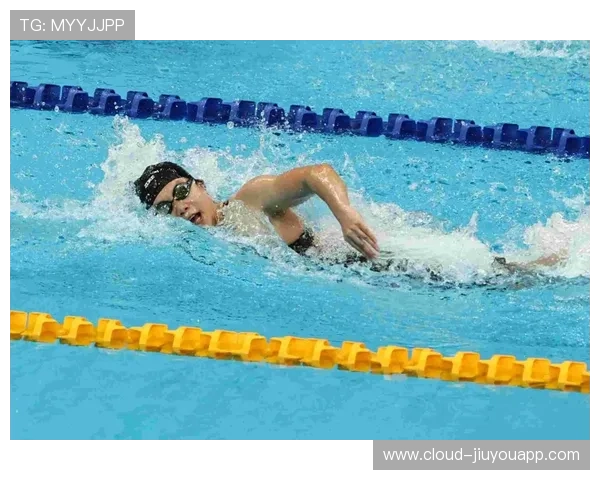 “宽板滑水赛:马鞍山赛场挑战极限水上运动”